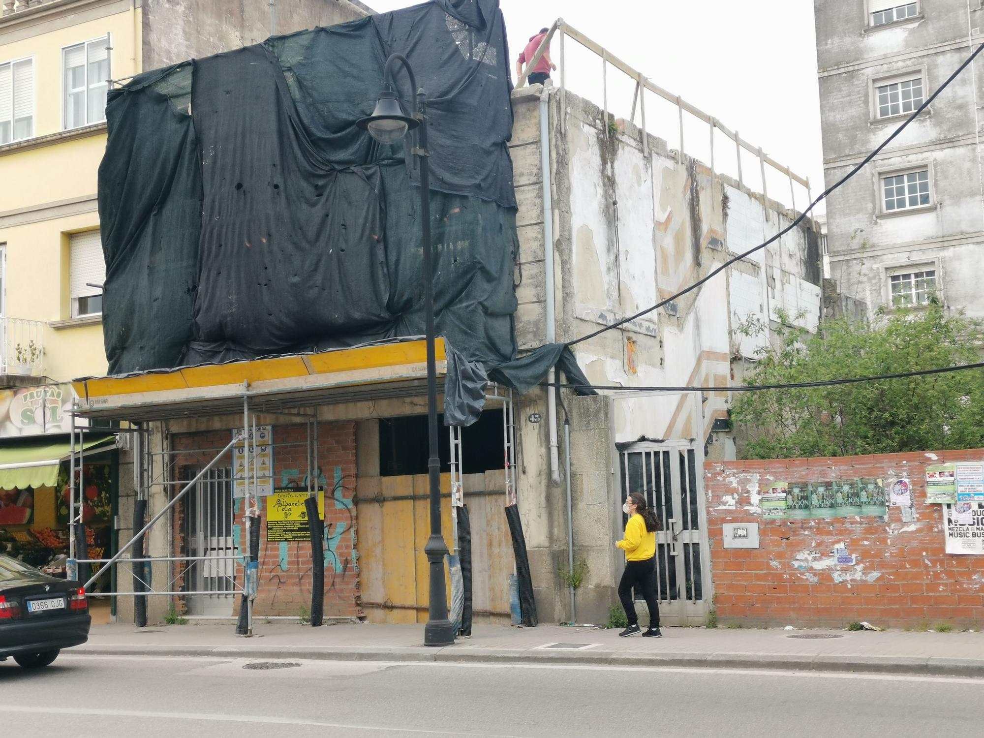 Edificio en construcción frente al Concello de Cangas.