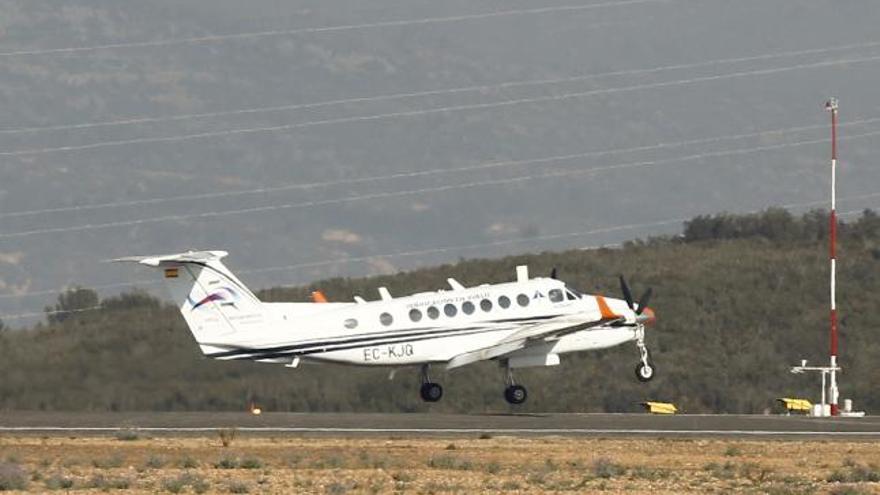 La avioneta al tomar tierra en el aeropuerto de Castelló.