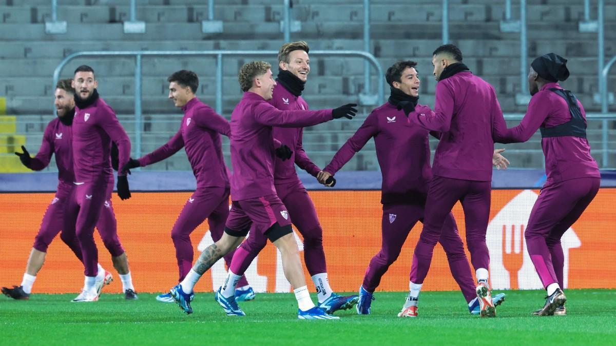 Los jugadores del Sevilla, ejercitándose en el campo del Lens