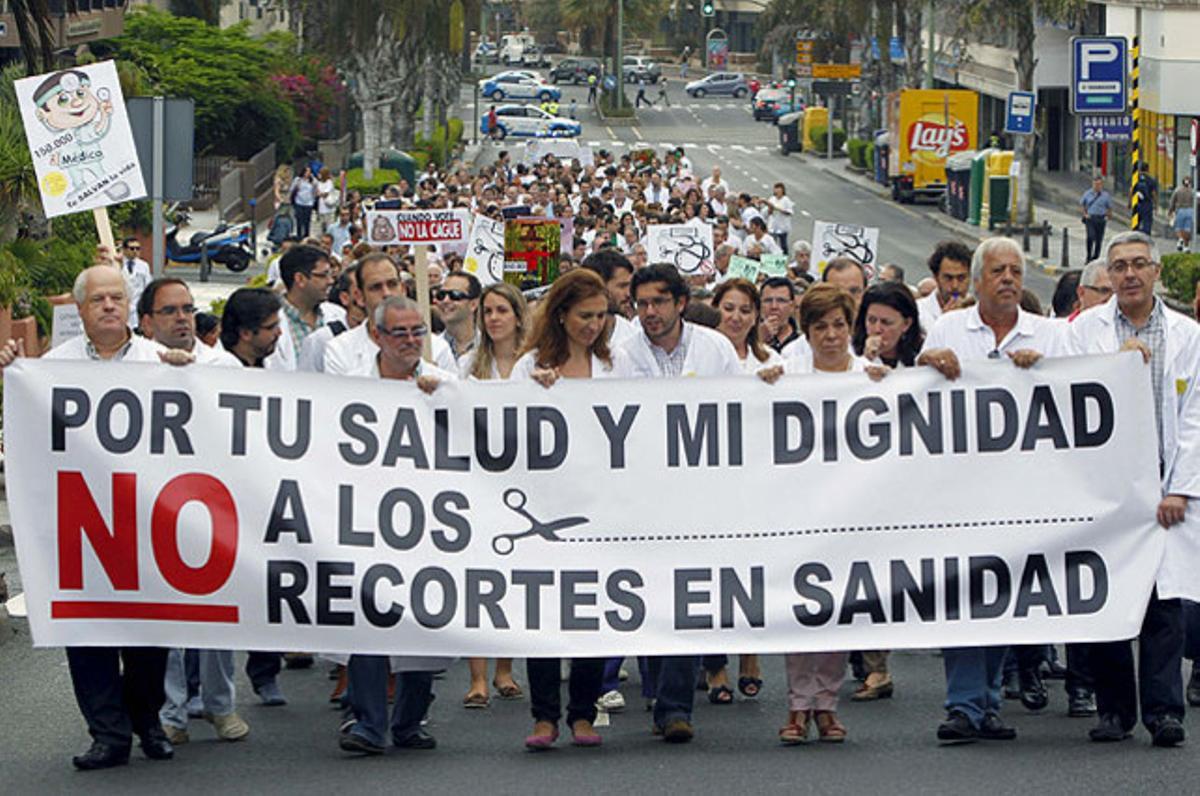 Centenars de metges es manifesten a Las Palmas de Gran Canaria, durant la vaga en protesta per les retallades en sanitat.