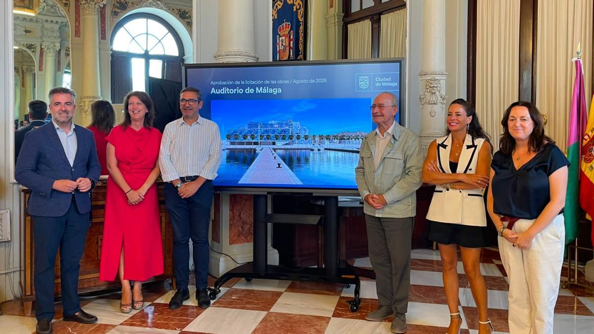El alcalde de Málaga, Francisco de la Torre, junto a los concejales delegados de Cultura, Urbanismo, Innovación y Economía, Manriana Pineda, Carme Casero, Alicia Izquierdo y Carlos Conde, respectivamente, y el delegado de Cultura, Patrimonio Histórico y Deporte de la Junta de Andalucía en Málaga, Carlos García.