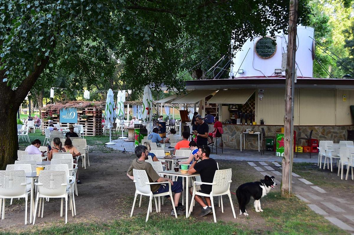 Galería | Las imágenes del parque de La Isla de Plasencia, su 'playa' de verano Galería | Las imágenes del parque de La Isla de Plasencia, su 'playa' de verano