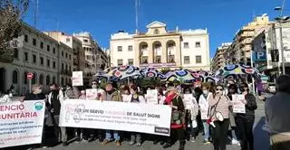 Un centenar de personas se manifiesta contra las listas de espera en los centros de salud