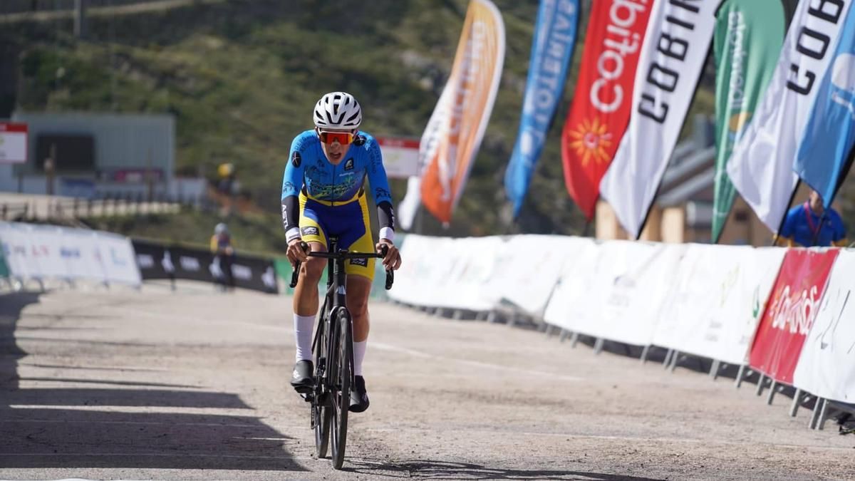 Benjamín Noval, entrando en meta tras culminar la contrarreloj del Nacional junior