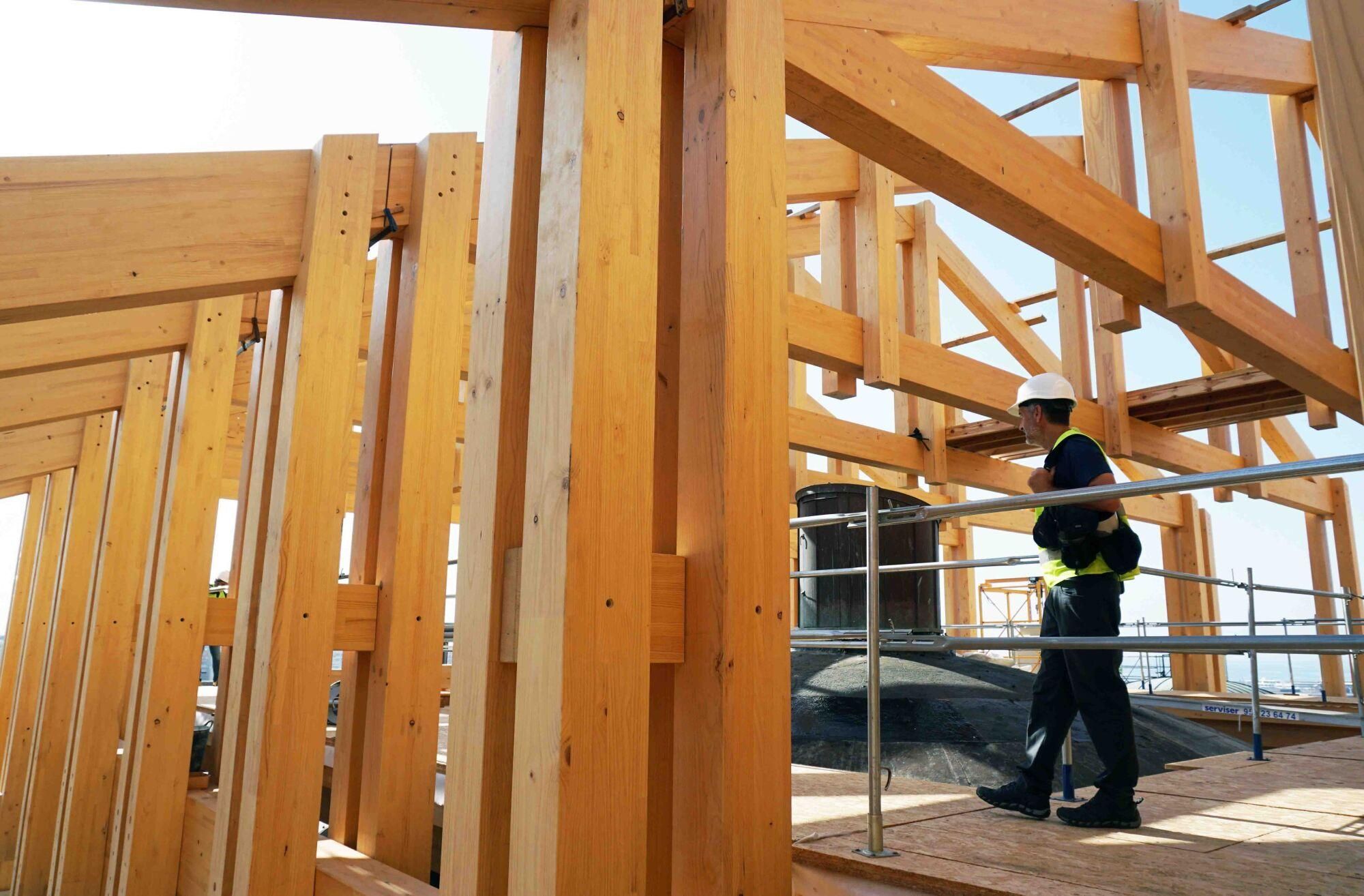 El Cabildo de la Catedral de Málaga realiza una visita guiada a la construcción del nuevo tejado, a cargo del arquitecto, Juan Manuel Sánchez La Chica, para ver el estado de las intervenciones que se vienen realizando