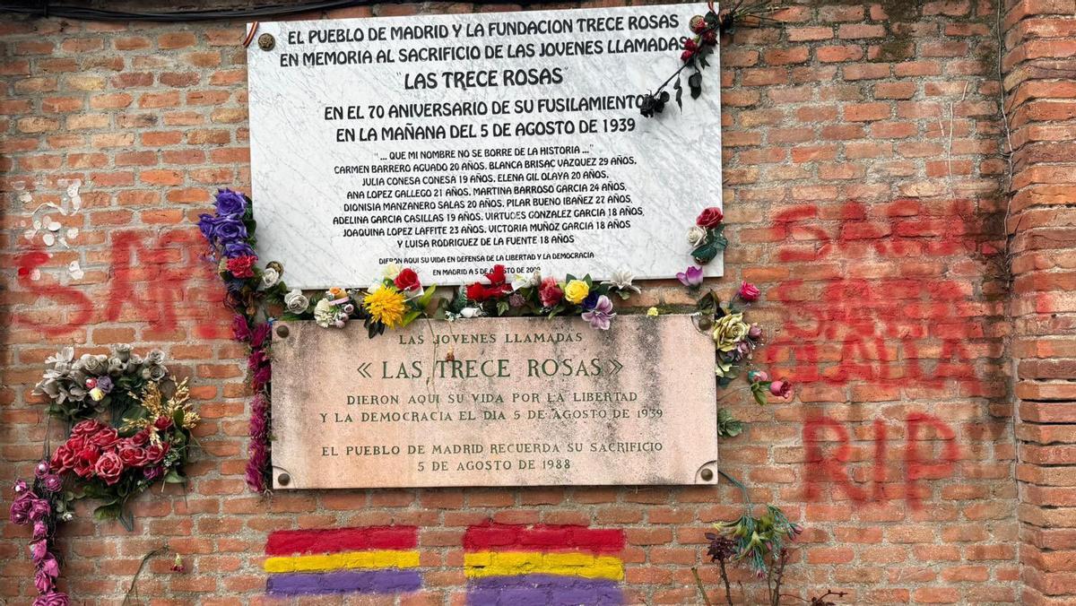 Pintadas en la tumba de las Trece Rosas.