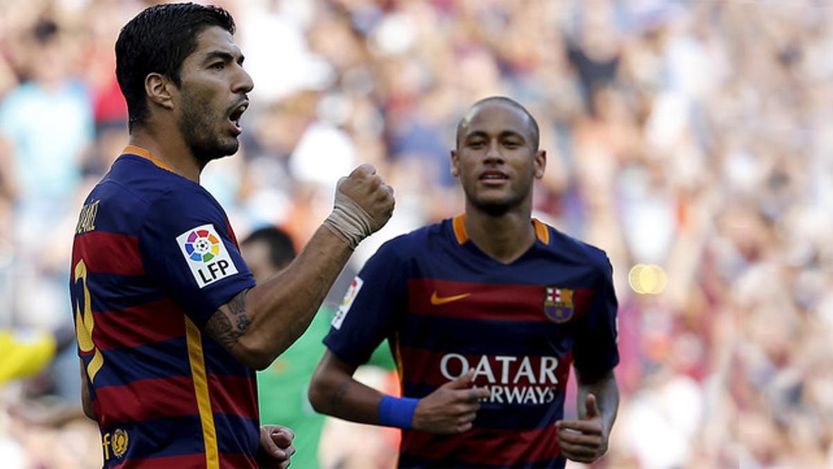 Neymar acude a felicitar a Luis Suárez tras uno de los dos tantos marcados por el delantero uruguayo al Las Palmas en el Camp Nou