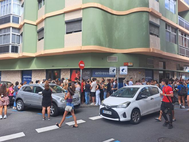 Colas para conseguir las entradas del concierto de Quevedo en Las Palmas de Gran Canaria