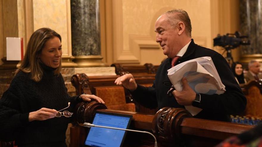 Mónica Martínez y Miguel Lorenzo, antes de iniciar el pleno.   | // C. PARDELLAS