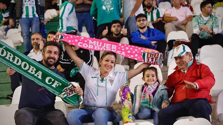 Córdoba CF-Cartagena | Las imágenes de la afición blanquiverde en El Arcángel