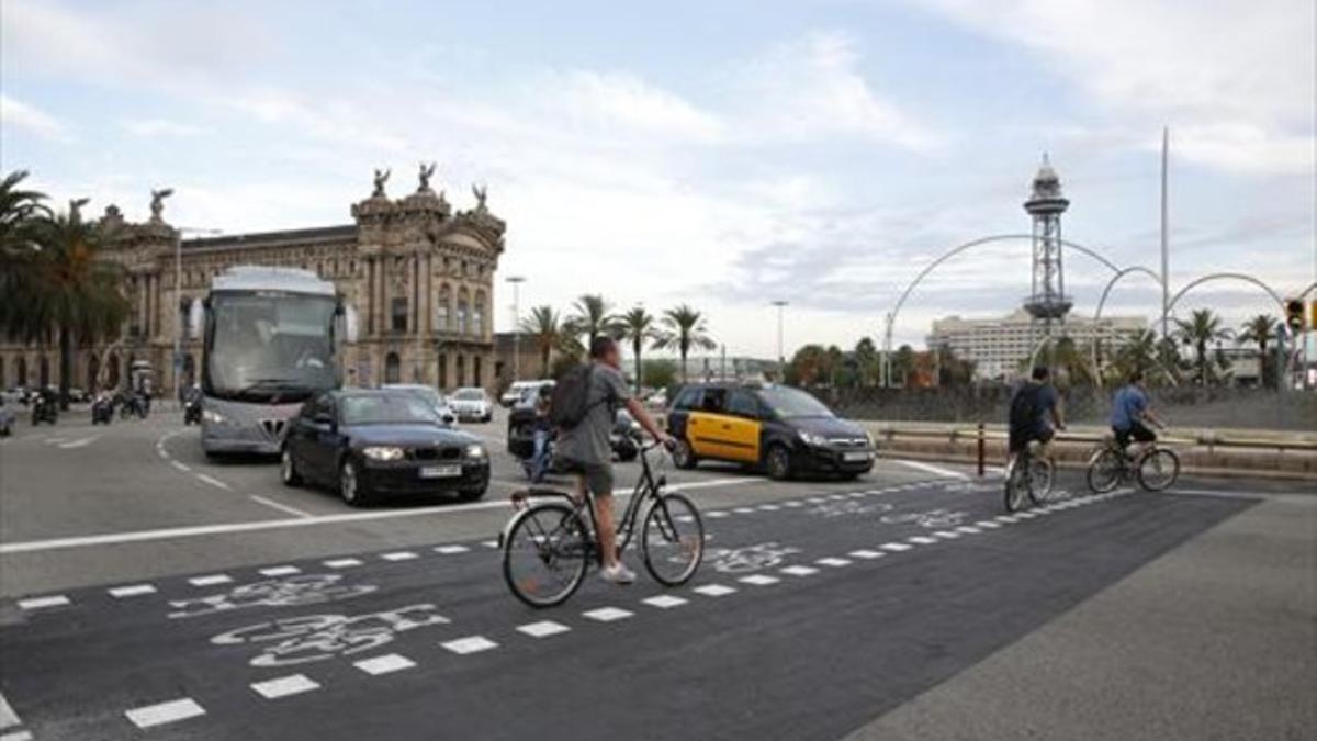 La plaza de Juan Carles I, ayer, con el trazado balizado por donde irá la bici.