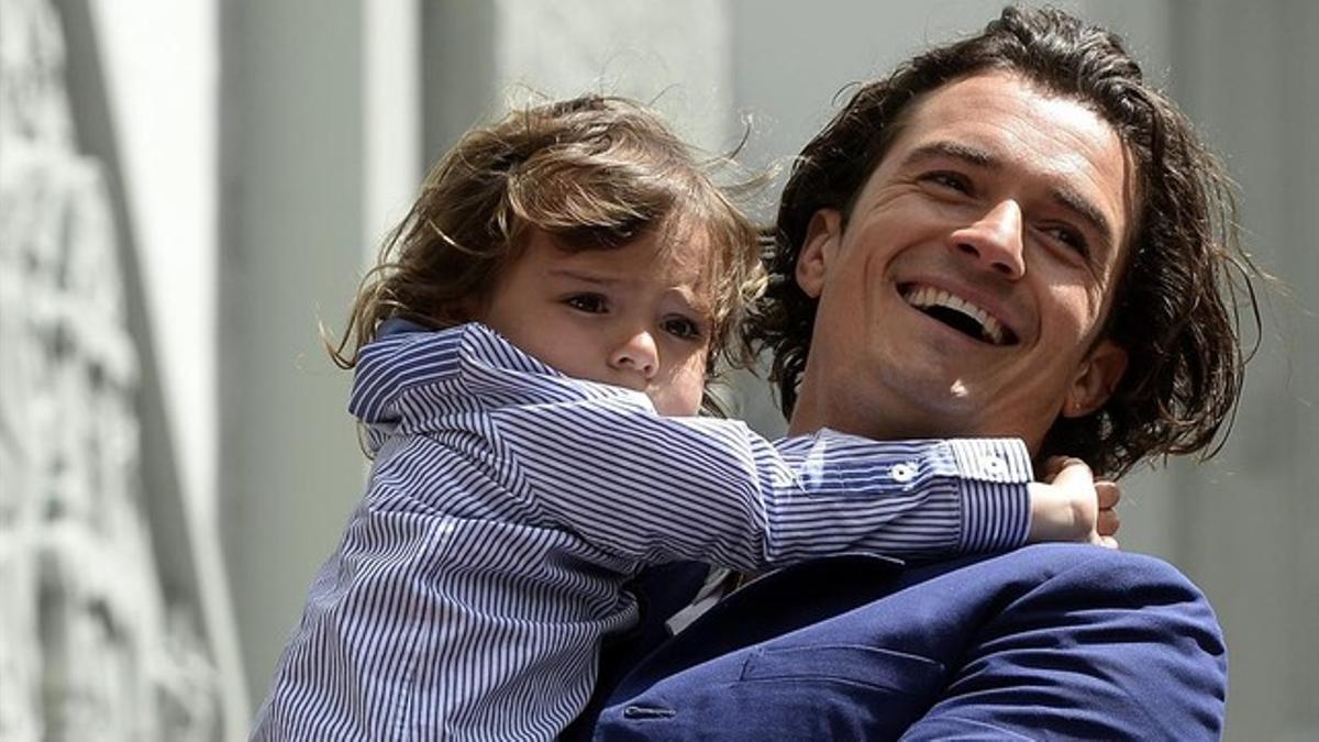 Orlando Bloom y su hijo Flynn en la ceremonia de la Estrella de la Fama