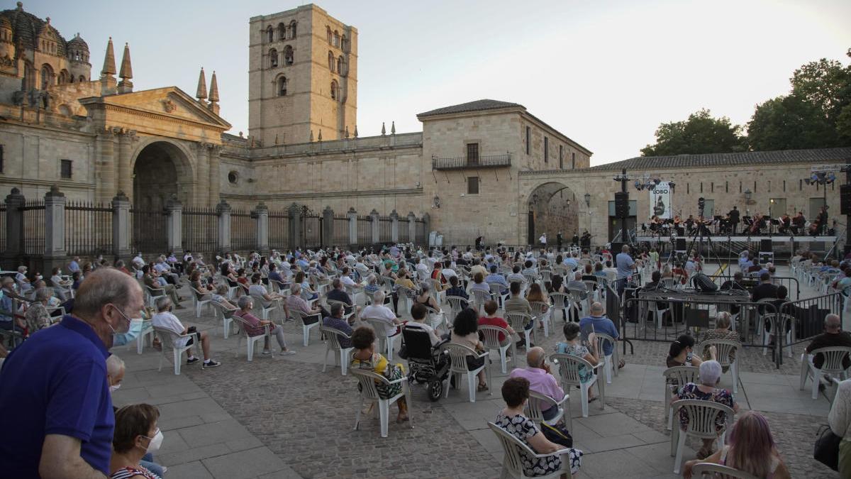 Concierto de la Orquesta Sinfónica de Castilla y León junto a la Catedral de Zamora.