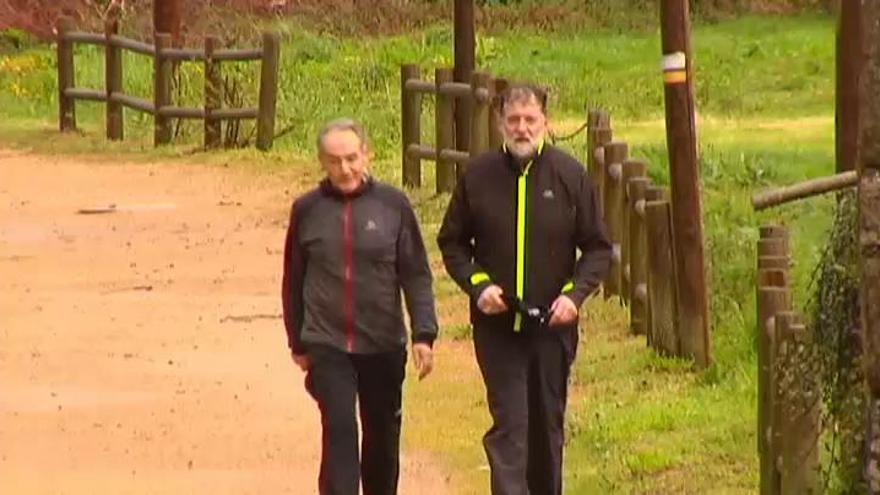 Rajoy disfruta de sus vacaciones con un paseo junto al marido de Ana Pastor