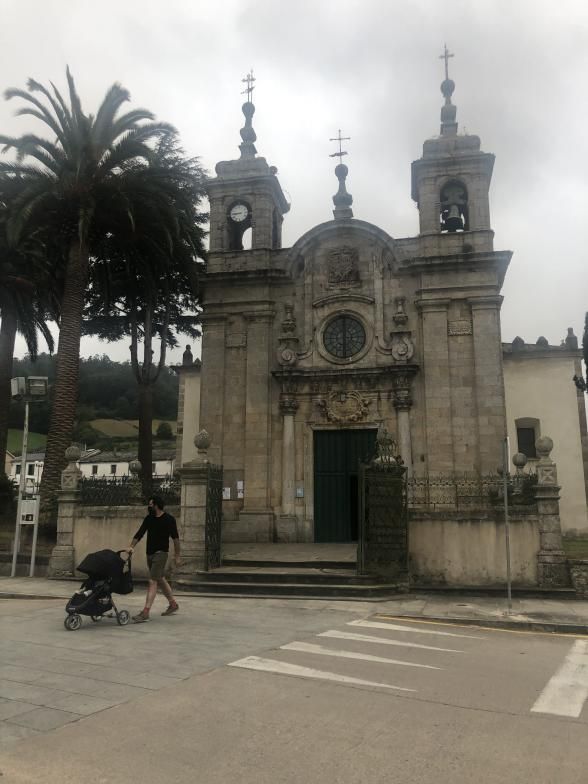 Iglesia de Os Remedios. A la derecha, tumba de Cunqueiro.