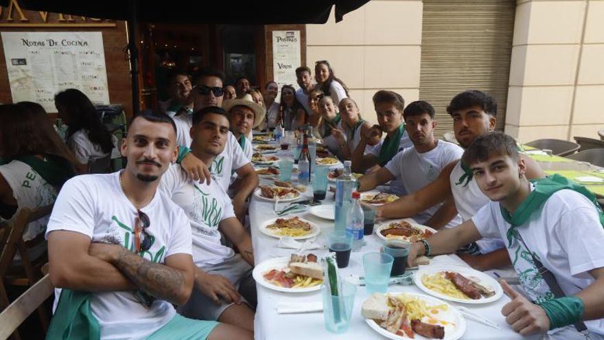 Almuerzos 8 Mincho y sus amigos ayer. | ANDREEA VORNICU