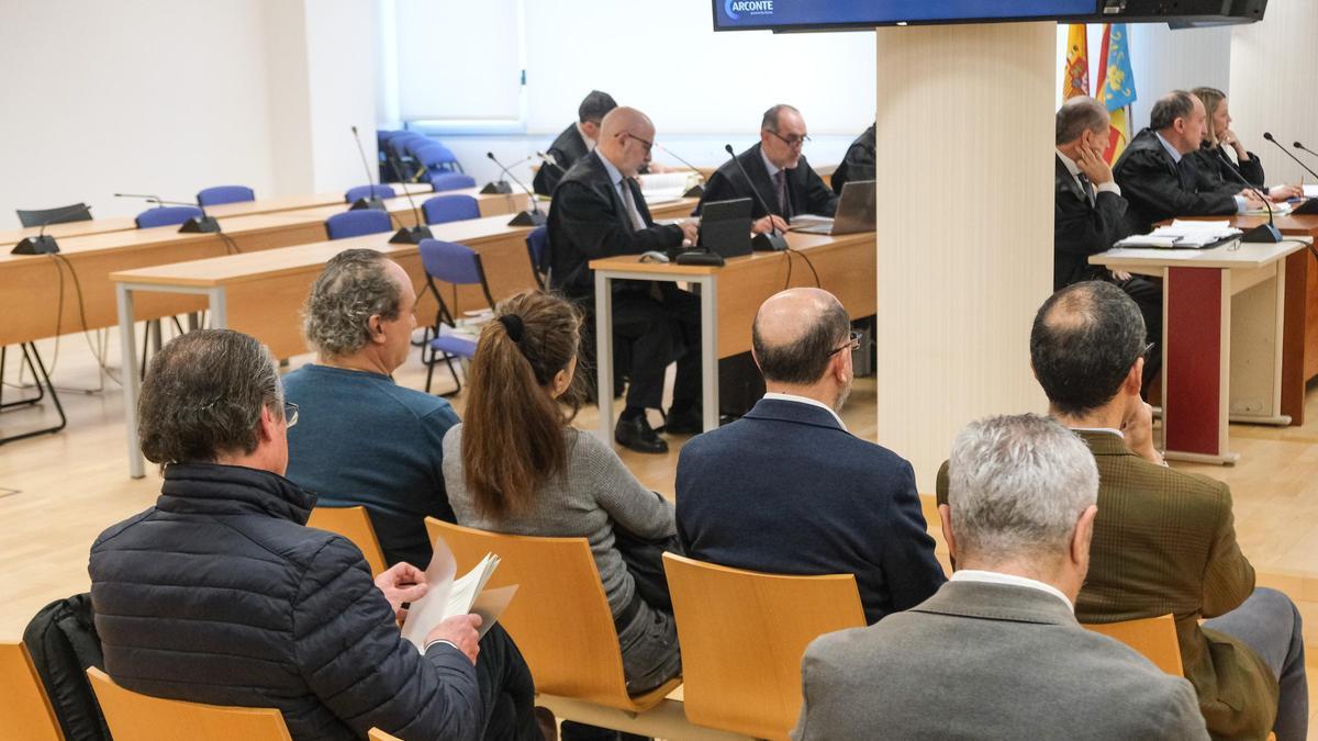 Una imagen de abogados y acusados en el juicio por el caso de la clínica Gran Alacant, en la sección XI de la Audiencia, en Elche