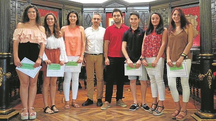 reconoceN el mérito académico de seis estudiantes