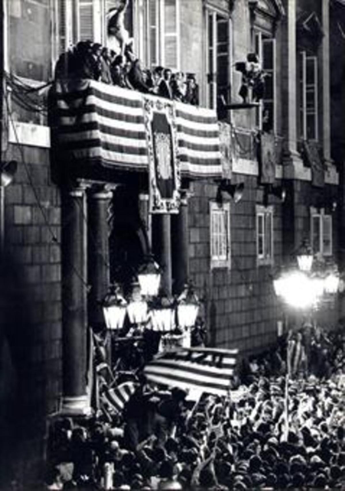 Tarradellas se dirige a la multitud desde el balcón del Palau en 1977.