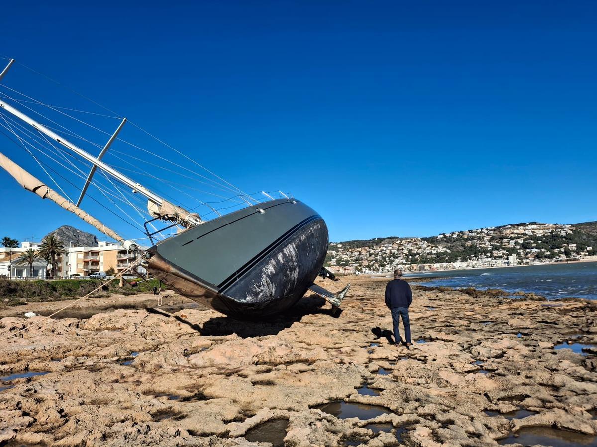 De encallado a requetencallado: las espectaculares imágenes del velero de Xàbia tras la borrasca Harris