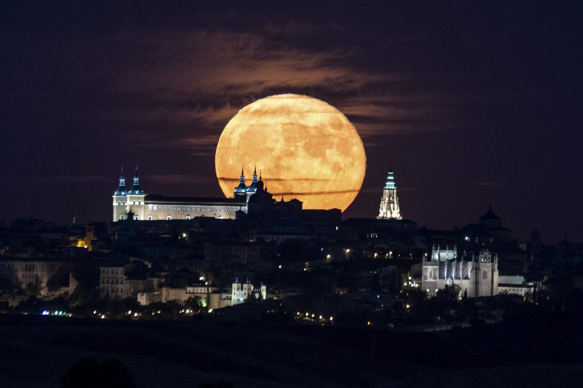 La superluna azul ilumina el cielo de Toledo, el 31 de agosto del año pasado.