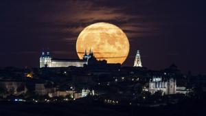 TOLEDO, 31/08/2023.- La superluna azul ilumina el cielo de Toledo, hoy jueves en la capital castellanomanchega. EFE/Ismael Herrero
