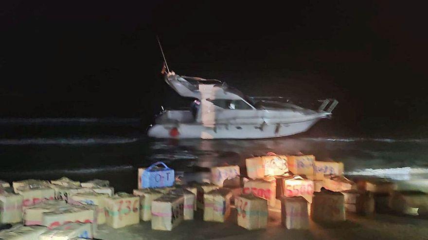 La Guardia Civil interceptó el desembarco de los fardos y el barco quedó encallado en la orilla sin que se pudiera remolcar