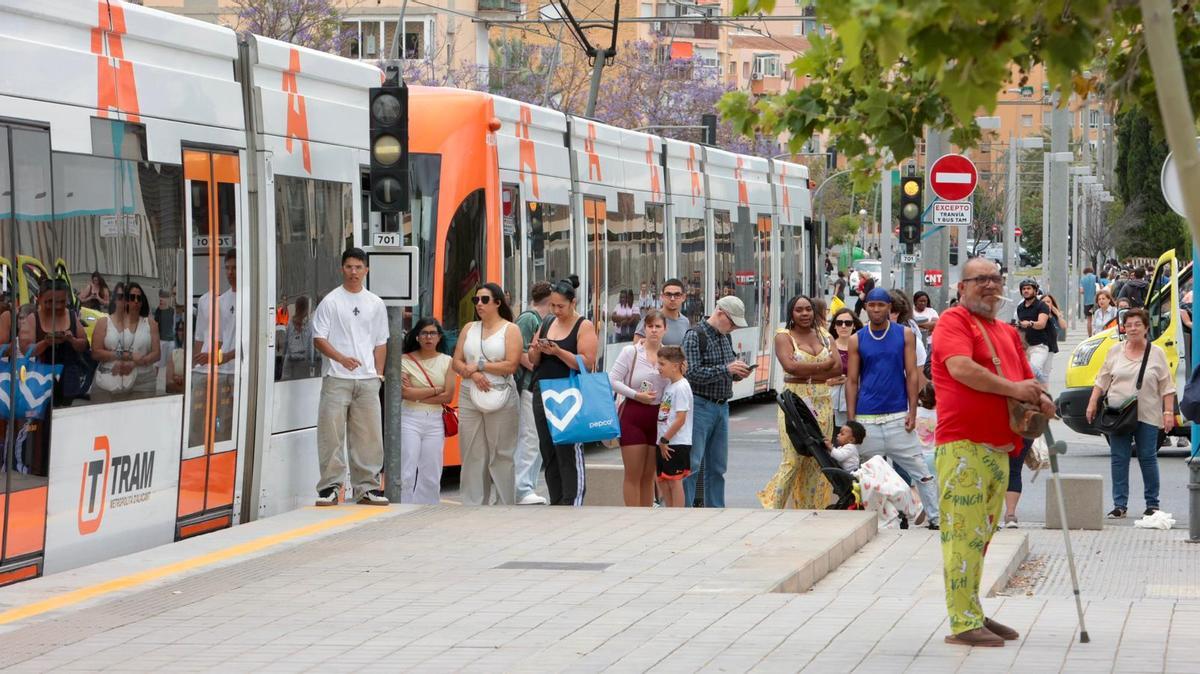 Cae accidentalmente a las vías del TRAM en Alicante con el tranvía ya en marcha y es arrastrado