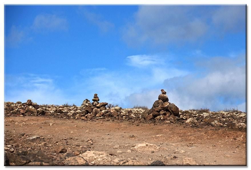 Denuncian un "atentado geológico" de unos turistas en Lanzarote