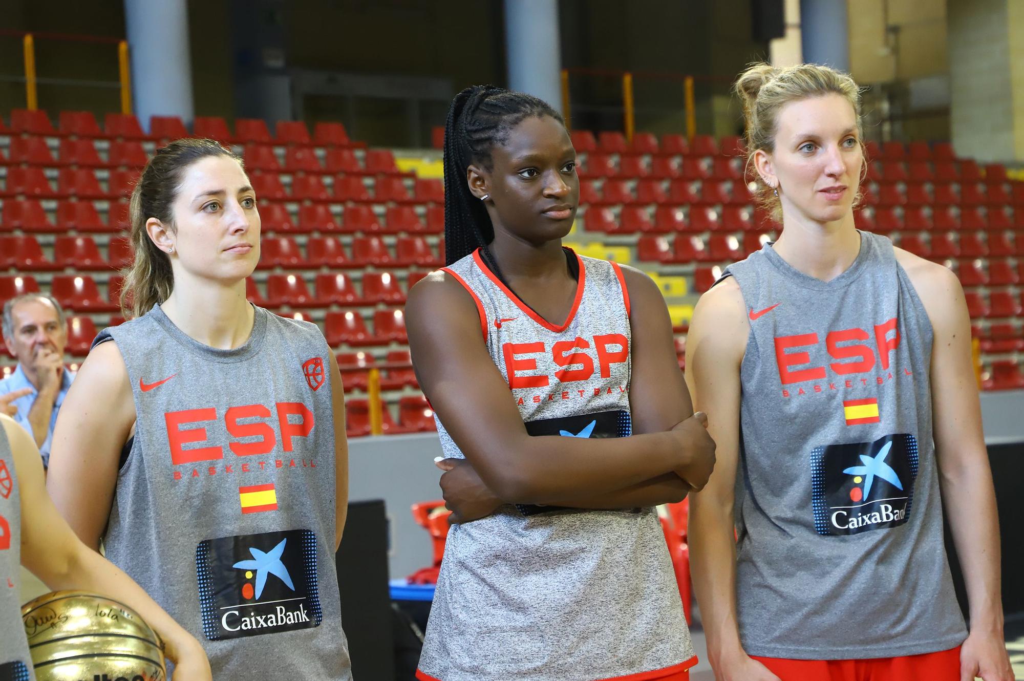 La selección española femenina de baloncesto con el alcalde de Córdoba, en imágenes