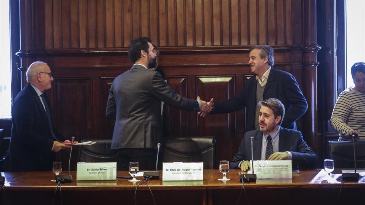 El presidente del Parlament, Roger Torrent, saluda al presidente de la comisión del 155, Antoni Morral, el pasado 6 de noviembre.