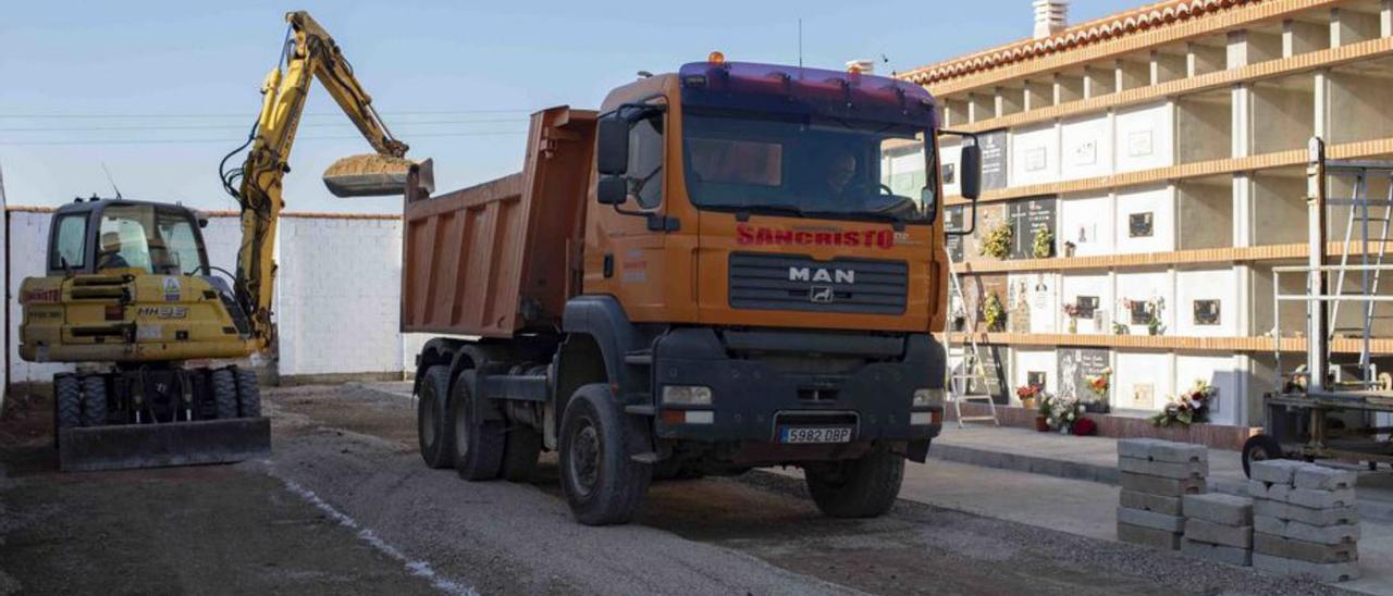 Obras de construcción de nichos en el cementerio, en 2021. | PERALES IBORRA