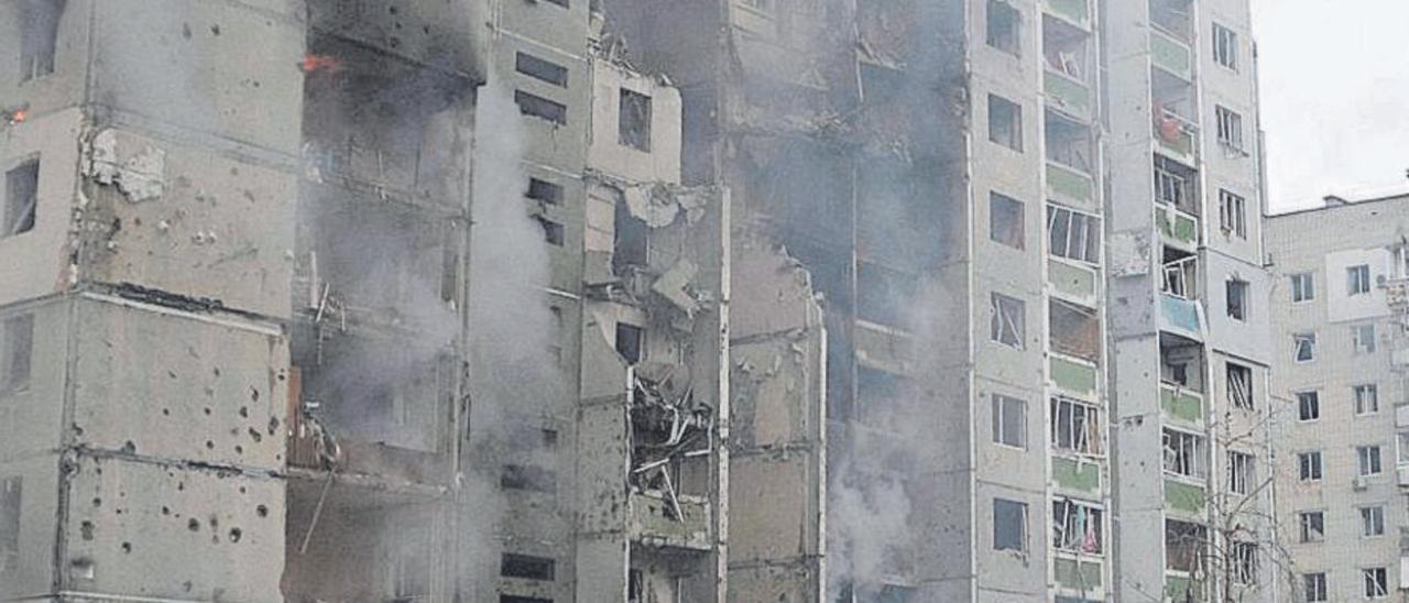 Un edificio de Chernihiv en llamas tras un bombardeo.