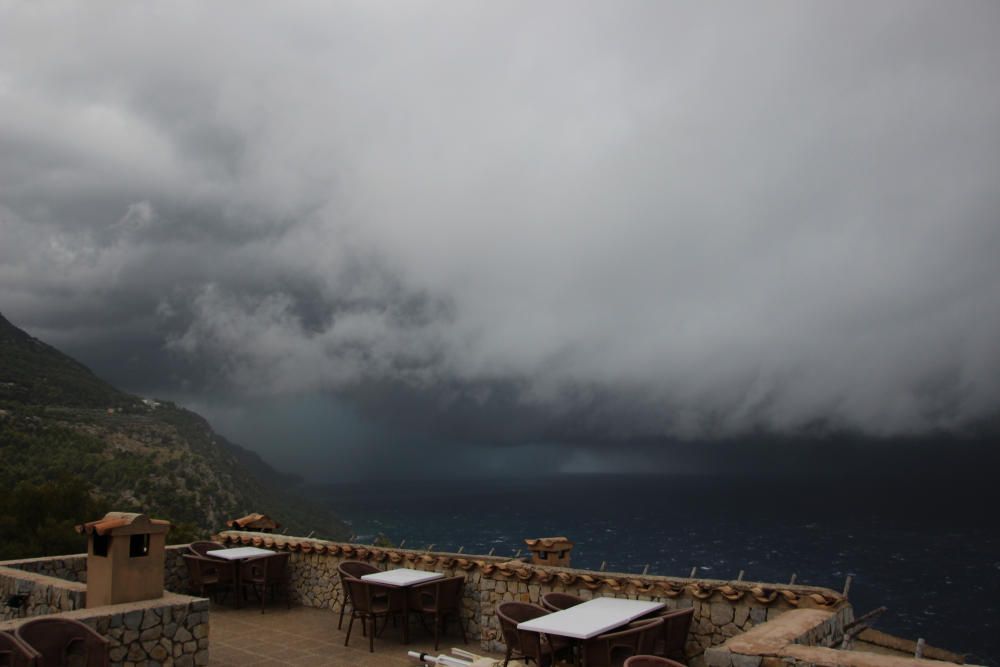 Blick auf das Gewitter bei Sa Foradada an der Nordwestküste.