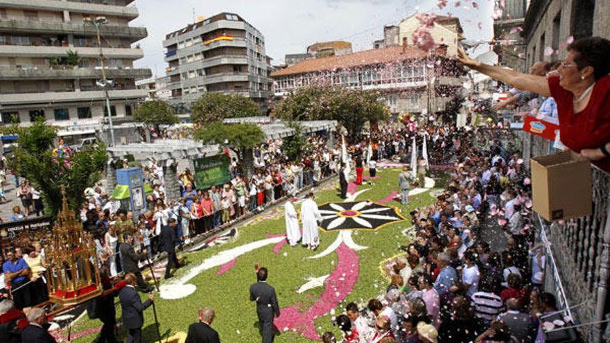 La procesión avanza sobre la alfombra de la calle Bugallal.  // FDV