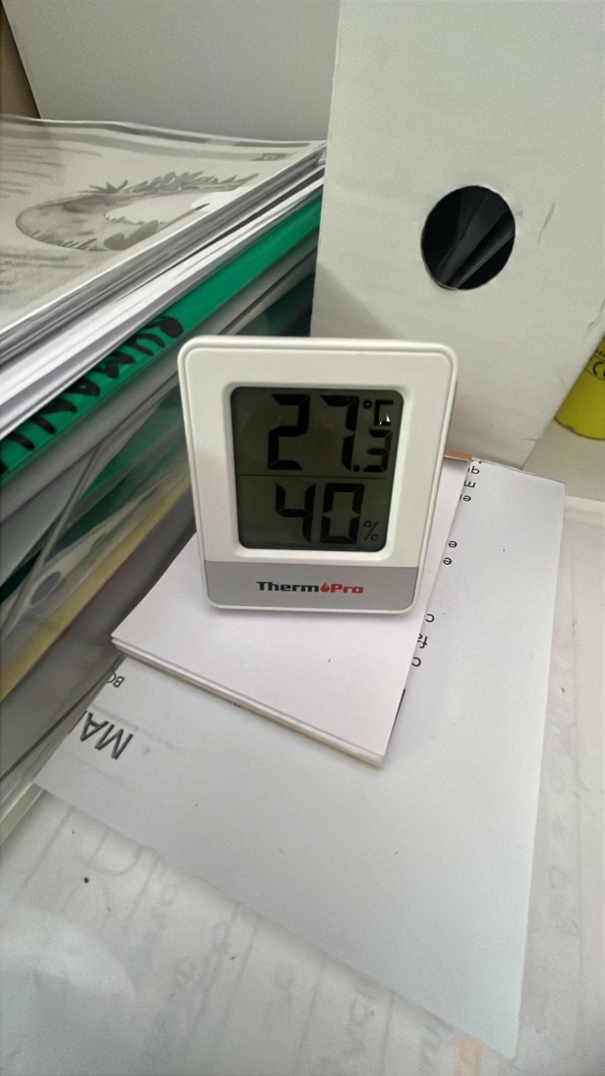Un termómetro marca 27,3 grados en un aula del CEIP Tenerías, este martes.
