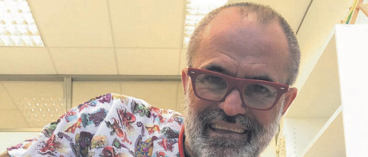 Jorge Muñoz sostiene su libro ‘Doctor, ¿y ahora qué?’ recientemente publicado. |