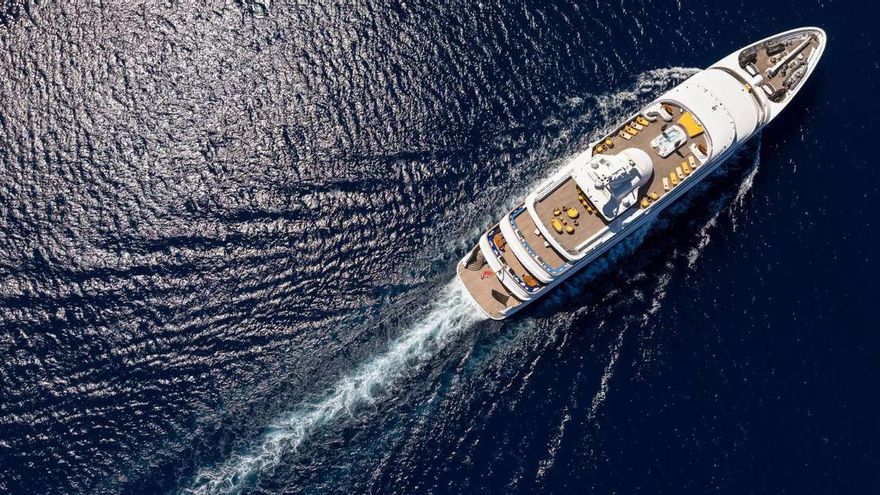 Así es el superyate de 77 metros de eslora que está en Ibiza y se alquila por casi 700.000 euros a la semana