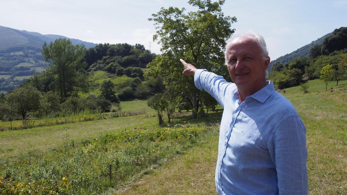 El profesor Joaquín Lorences, en una imagen de archivo, mostrando el castro de Alava.