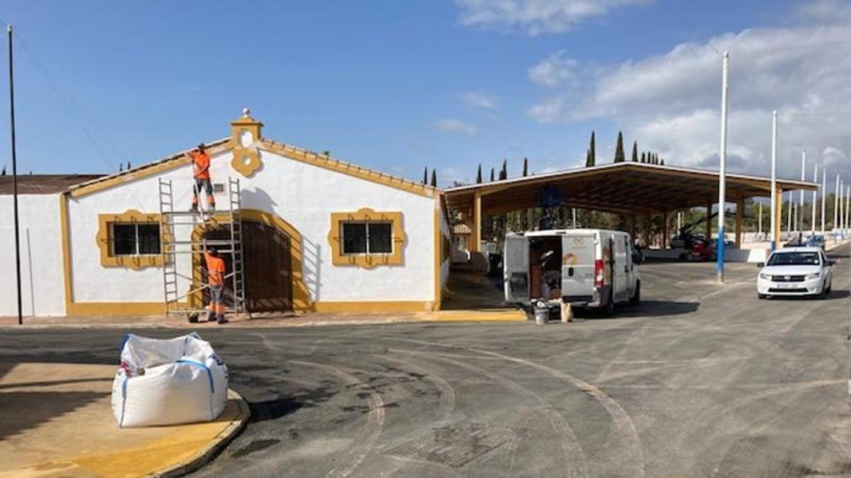 Operarios embellecen las edificaciones de la finca La Caridad de cara a la Feria de San Pedro.