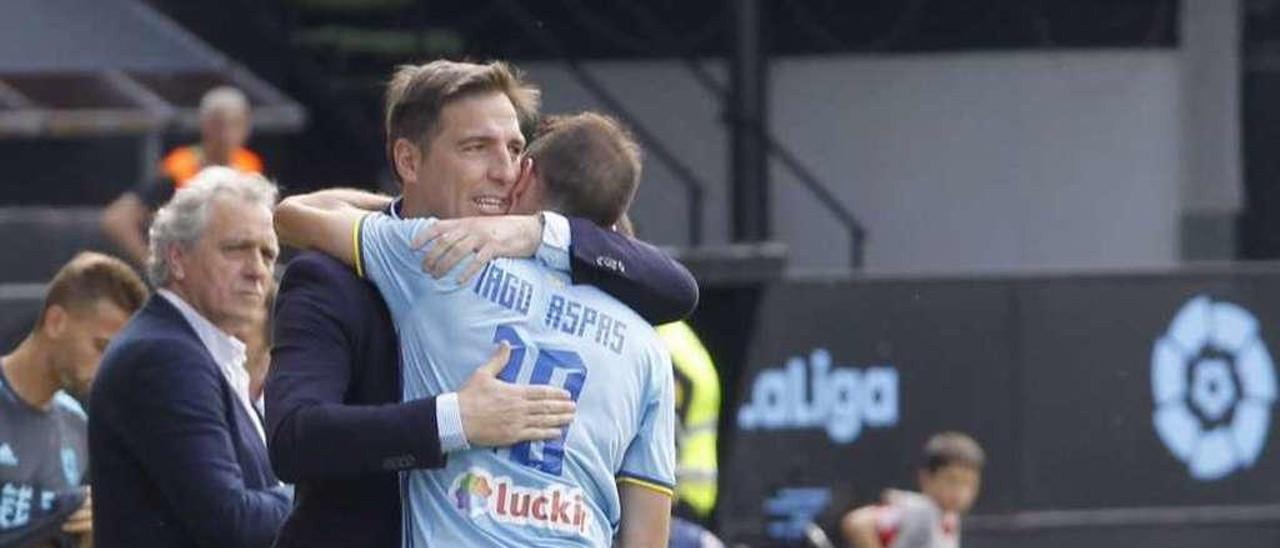 Aspas abraza a Berizzo en el último partido del técnico. // J. Lores