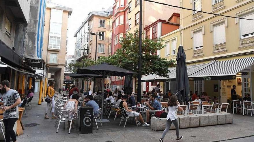 Terrazas de bares al final de la calle Orzán.