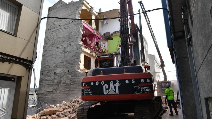 Continúa el derribo del edificio de la droga en Meicende
