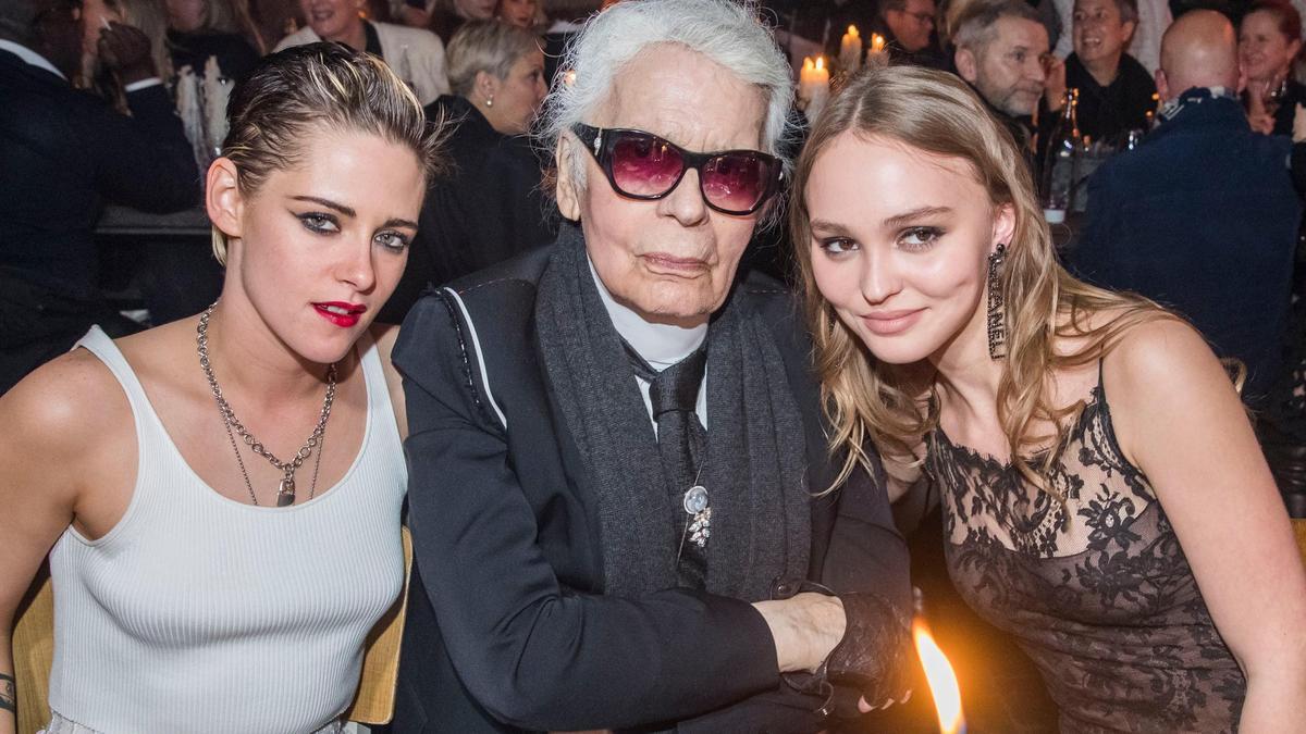 Kristen Stewart y Lily Rose Depp junto a Karl Lagerfeld