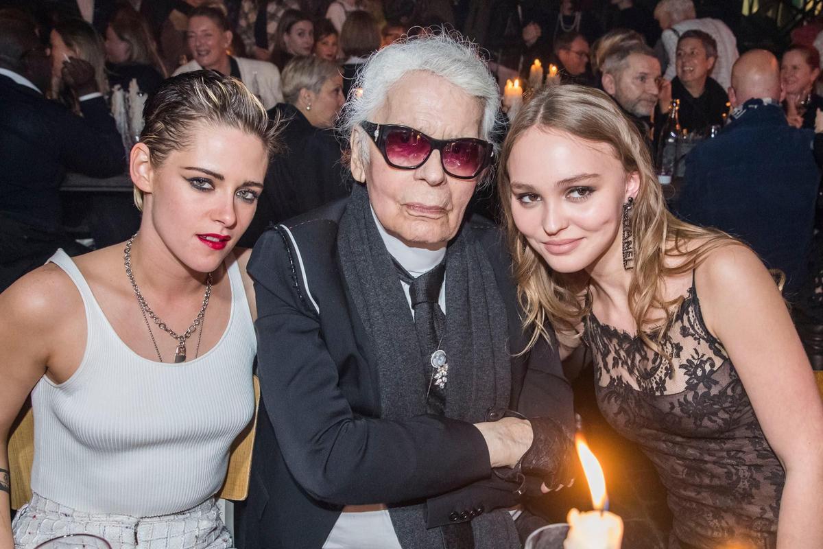 Kristen Stewart y Lily Rose Depp junto a Karl Lagerfeld