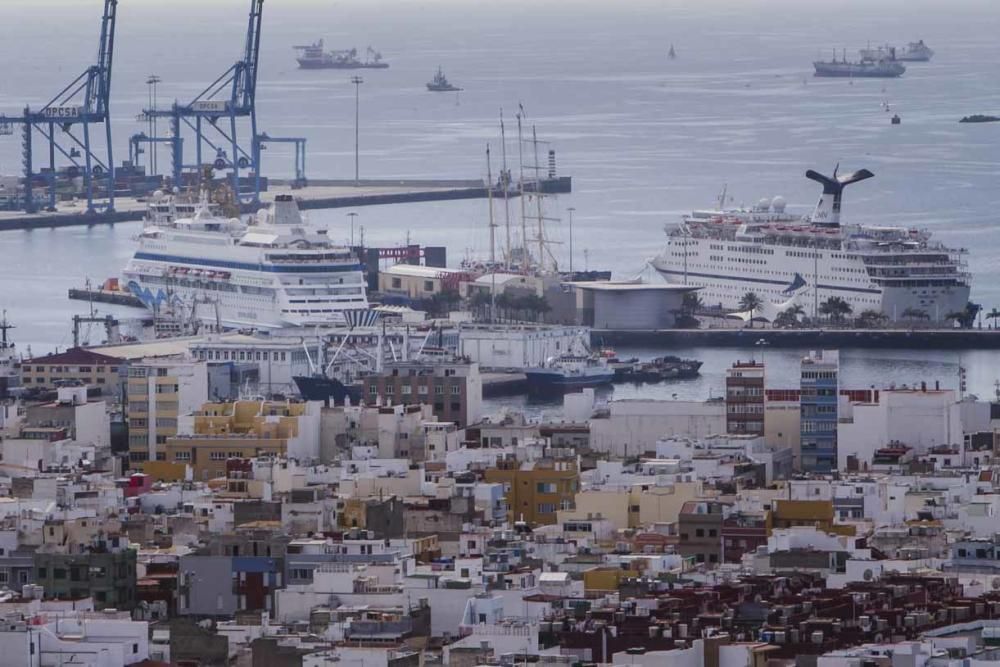 LLegada de cruceros al muelle Santa Catalina