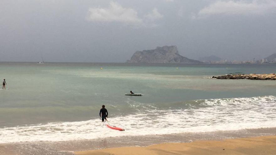 Día gris, playa marrón, en el Portet de Moraira