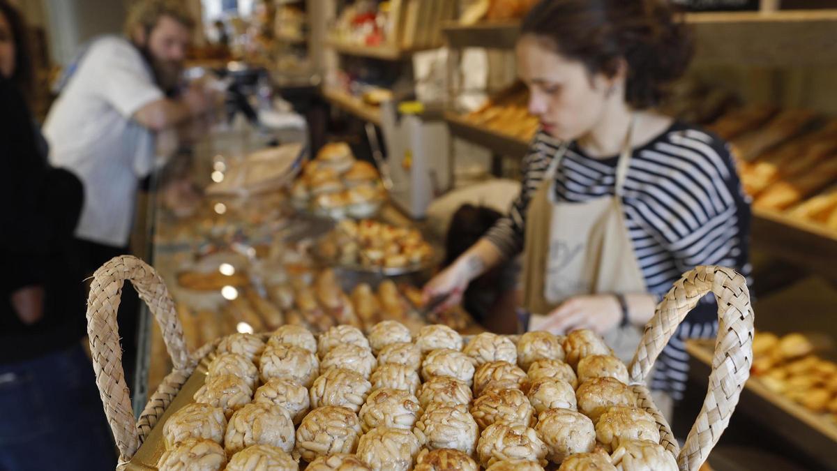 Un establiment gironí despatxant panellets de pinyons, en una imatge d'arxiu.