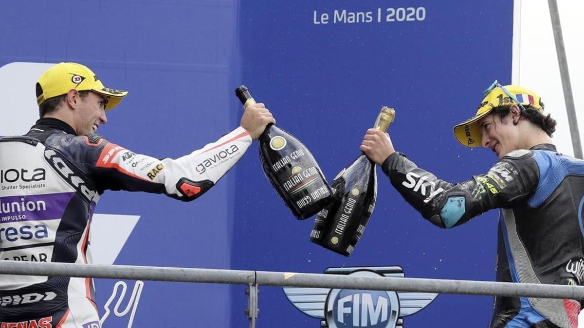 Albert Arenas, a la izquierda, nuevo líder de Moto3, choca su botella de cava con la del italiano Celestino Vietti, ganador, hoy, en Le Mans.