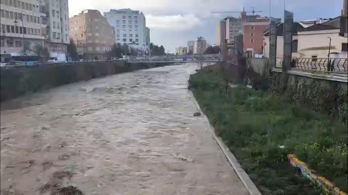 El río Guadalmedina baja caudaloso por el desembalse de la presa del Limonero